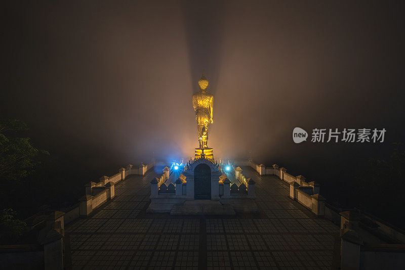 金佛佛像在泰国寺庙的夜晚，Wat Phra That Khao Noi在一座山在泰国南。